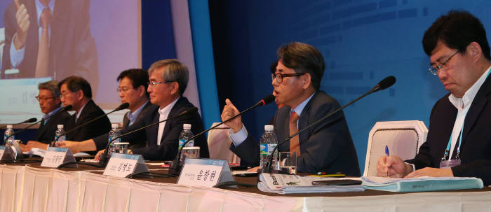 대한상공회의소가 18일 오전 제주 신라호텔에서 개최한 `제38회 대한상의 제주포럼`에서 (왼쪽부터) 변대규 ㈜휴맥스 대표이사, 송호근 ㈜와이지-원 대표이사, 이관섭 산업통상자원부 산업정책실장, 이승훈 서울대학교 명예교수, 김광두 국가미래연구원 원장, 김병도 서울대학교 경영대학 학장, 윤창현 한국금융연구원 원장 등이 `저성장시대의 위기와 기회 그리고 성공의 조건`을 주제로 토론을 하고 있다.