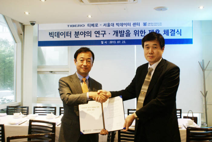 장인수 티베로 대표(왼쪽)와 김형주 서울대 빅데이터센터장이 협약서를 들고 기념촬영을 하고 있다.
