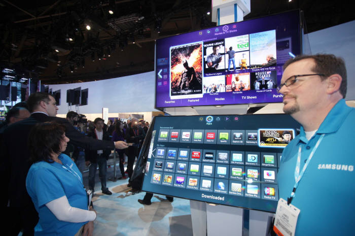 삼성전자가 북미 프리미엄TV시장에서 강세를 나타내고 있다. 연초 라스베이거스에서 열린 CES2013에서 삼성전자 직원들이 스마트TV를 소개하고 있다.