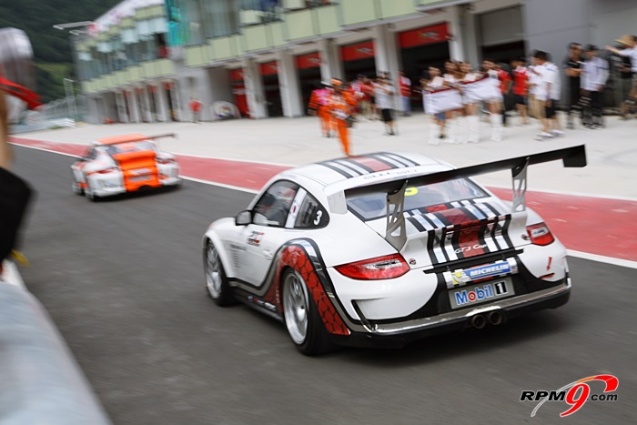 포르쉐 911 GT3 컵 머신 25대, 치열한 접전 펼쳐 