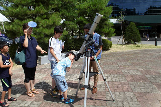 지난 12일 한국천문연구원을 찾은 학생과 학부모들이 망원경을 통해 태양흑점을 관찰하고 있다.