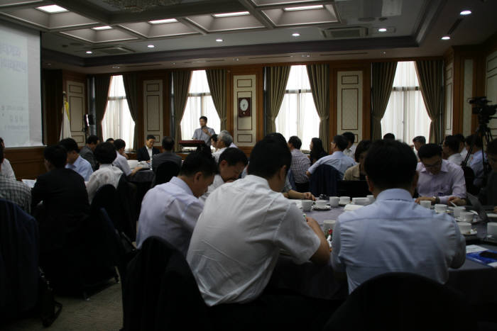 22일 여의도 국회본청에서 열린 한국IT융합기술협회 조찬세미나에서 김성태 전 한국정보화진흥원 원장이 `창조경제 생태계 빅데이터 국가전략`을 주제로 발표하고 있다.