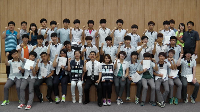 희망이음프로젝트에 참여 중인 광주공고 학생 30여명이 지난달 29일 광통신업체 오이솔루션을 찾아 현장체험에 나섰다.