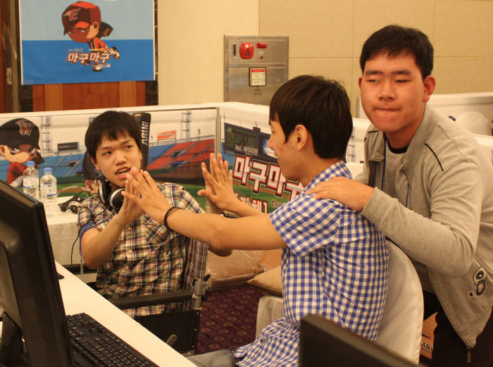 3일 야구게임 마구마구 경기 참가 학생들이 서로를 격려하고 있다.