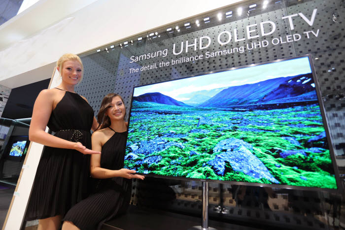 삼성전자는 6일 개막하는 `IFA 2013`에서 세계 최초로 UHD OLED TV를 공개했다. 삼성전자 모델이 평면 UHD OLED TV를 소개하고 있다.