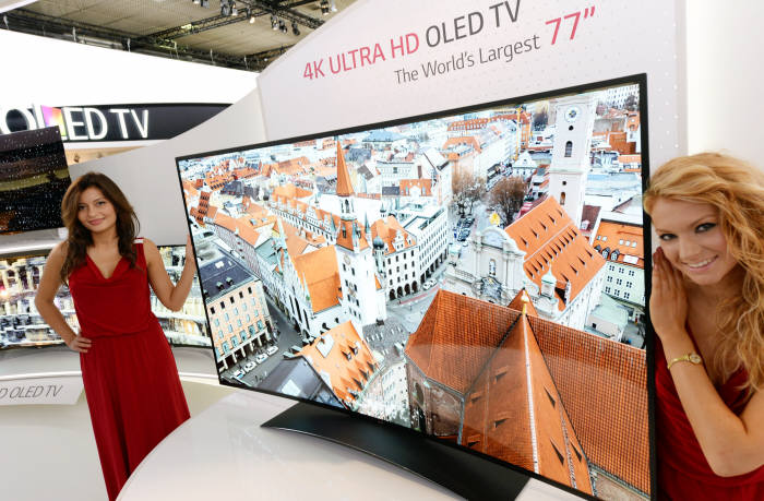 LG전자는 6일 독일 베를린 `IFA 2013`에서 세계 최대 크기인 77인치 곡면 UHD OLED TV를 공개했다.