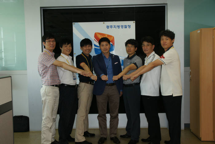 국승인 광주지방경찰청 사이버수사대장(가운데)과 수사요원들이 사이버범죄 근절을 다짐하며 주먹을 불끈쥐고 있다.