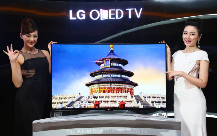 중국 베이징 리츠칼튼 호텔에서 열린 LG 곡면 OLED TV 출시행사에서 모델들이 제품을 소개하고 있다.