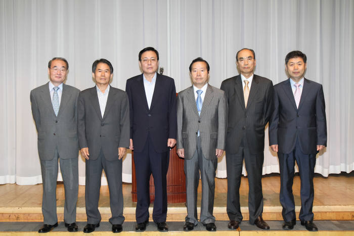 왼쪽부터 양동철 통신특위위원장, 이일화 광고특위위원장, 박만 방통심의위원장, 최충웅 연예오락특위위원장, 여상조 보도교양특위위원장, 조기양 방송언어특위위원.