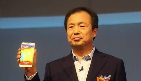 신종균 삼성전자 사장이 언팩 행사에서 갤럭시노트3 를 선보이고 있다. 삼성전자는 내년 3월 갤럭시S와 갤럭시노트 시리즈를 이을 새로운 프리미엄 스마트폰 모델을 출시할 계획이다.