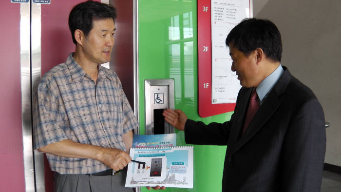 박영진 호원대 산학협력단 교수(오른쪽)와 박광진 전주정보문화산업진흥원장이 스마트엘리베이터의 첨단기능을 논의하고 있다.