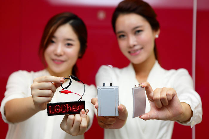 LG화학이 미래형 배터리인 `케이블 배터리`, `스텝드 배터리, 커브드 배터리(왼쪽부터)를 선보이고 있다.