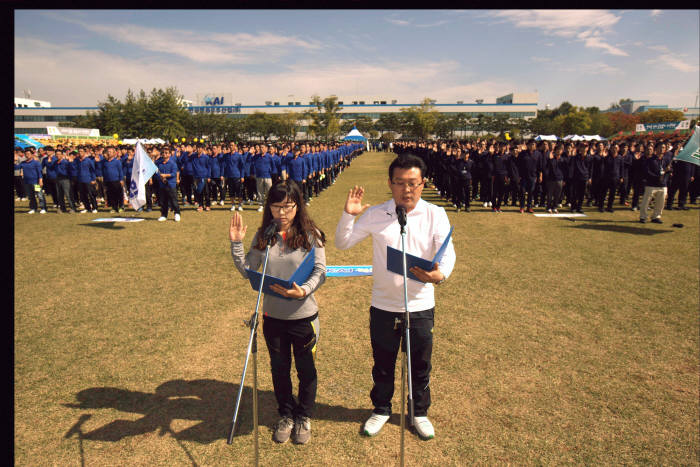 18일 열린 `KAI 중장기 신전략 선포식`에서 사원 대표 2명이 전체 임직원과 함께 세계 초일류 항공기업으로의 도약한다는 결의문을 낭독하고 있다.