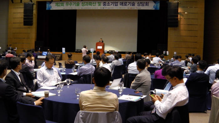 한국생산기술연구원 호남권본부(본부장 오익현)는 23일 광주 김대중컨벤션센터에서 한국산업기술진흥협회, 광주연구개발특구본부, 기술보증기금, 지역 중소기업 관계자 300여명이 참석한 가운데 `우수기술 성과확산 및 중소기업 애로기술 상담회`를 개최했다.