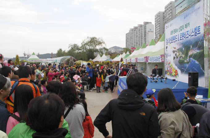 경남로봇산업진흥재단이 가고파 국화축제 행사장에서 선보여 큰 호응을 얻고 있는 로봇댄스 공연 모습.