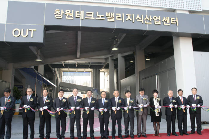 경남테크노파크의 지원 아래 성장한 7개 기업이 창원테크노밸리 지식산업센터 준공식을 5일 개최했다.