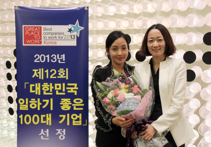 ktcs 정현주 홍보협력팀장(오른쪽)과 정희진 홍보협력팀 과장이 `2013 대한민국 일하기 좋은 100대 기업`시상식에서 GWP팀혁신성과 부문 특별상 수상후 기념사진을 찍고 있다.