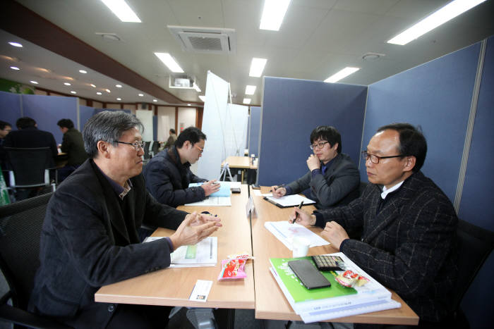 에기연은 최근 서울 여의도 중소기업중앙회에서 개최한 `도전과 성장! 에너지기술 사업화전략 콘퍼런스`를 개최했다. 이날 행사에는 기술 개발자와 기업 관계자가 직접 만나 기술 이전을 논의하는 자리도 마련됐다.