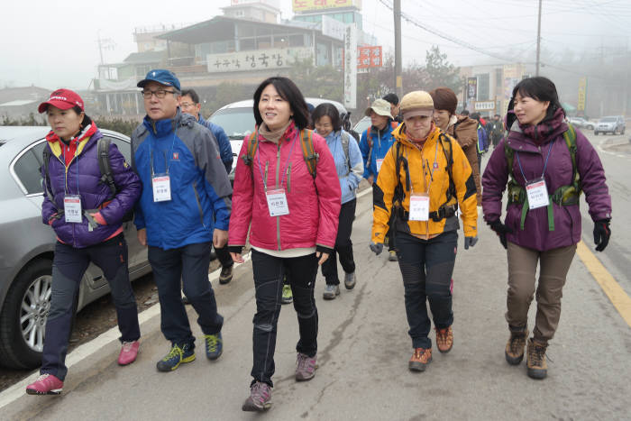 한정화 중소기업청장(왼쪽 두번째), 이은정 한국여성벤처협회장(가운데) 등 관계자들이 산행을 하고 있다.