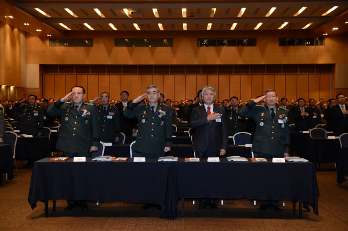 앞줄 왼쪽부터 김종배 교육사령관, 권오성 참모총장, 백홍열 국방과학연구소장, 전동운 군수사령관.