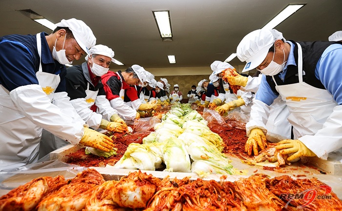 한국지엠 임직원들이 독거노인 등에게 전달할 김치를 담그고 있다.(제공=한국지엠)