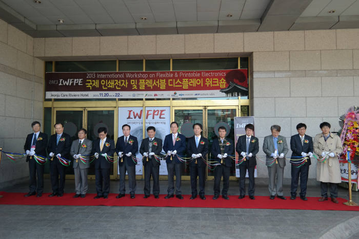 왼쪽부터 장진 IWFPE 조직위원장, 심성근 전북테크노파크 원장, 홍경태 KIST 전북분원장, 김경원 전자부품연구원장, 최진호 전라북도 도의회의장, 김영 전라북도 정무부지사, 송하진 전주시장, 김경수 한국디스플레이산업협회 부회장, 김상태 동우화인켐 상무, 문양근 하이셀 대표, 이해성 국제전기기술위원회 인쇄전자기술위 간사, 이명훈 전북대유연인쇄전자대학원 원장, 신진국 전북나노집적센터 소장