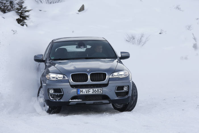 가변식 사륜구동 시스템인 x드라이브가 기본 장착된 BMW의 SUV `X시리즈`