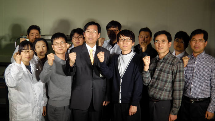 ETRI호남권연구센터 연구진들이 글로벌 일류기술 개발을 다짐하며, 파이팅을 외치고 있다.