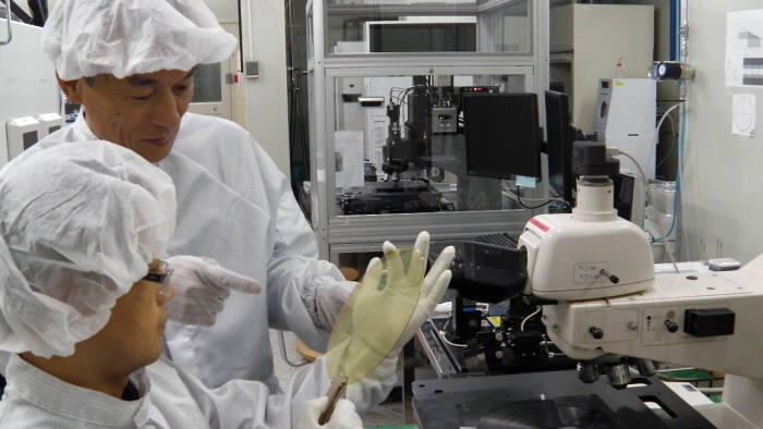 이형종 피큐브 기술고문(오른쪽)과 연구진이 8인치 웨이퍼에 음각기법을 적용한 광분배기 제조기술을 시연하고 있다.