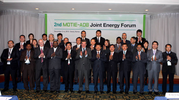 한진현 산업부 차관(오른쪽에서 여섯번째)와 데이비스 ADB 부총재 등 관계자들이 에너지 분야 대규모 프로젝트 개발을 위한 MOU를 교환하고 기념촬영하고 있다.