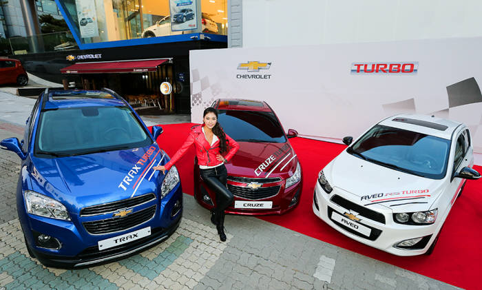 한국지엠이 배기량은 줄이고 성능은 높인 다운사이징 터보 모델을 기반으로 내수 시장 점유율 10% 돌파에 나섰다. 왼쪽부터 쉐보레 `트랙스` `크루즈` `아베오RS` 터보 라인업.