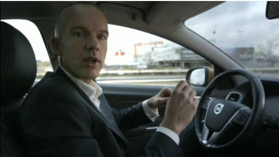 에릭 코엘링 볼보 기술 전문가가 현재 개발 중인 자율주행차를 시연하고 있다.