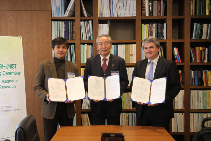권면 NFRI 소장과 조무제 UNIST 총장, 가브리엘 피오니 CEA 디렉터(왼쪽부터)가 교류 협약 후 기념 촬영했다.