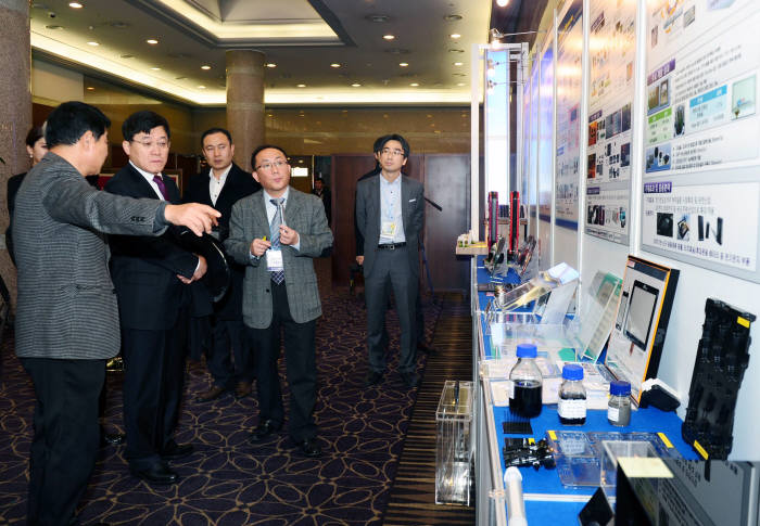 정만기 산업통상자원부 산업기반실장(왼쪽 두 번째)과 관계자들이 `나노융합주간 2013` 행사에 전시된 나노융합 R&D 성과물을 살펴보고 있다.