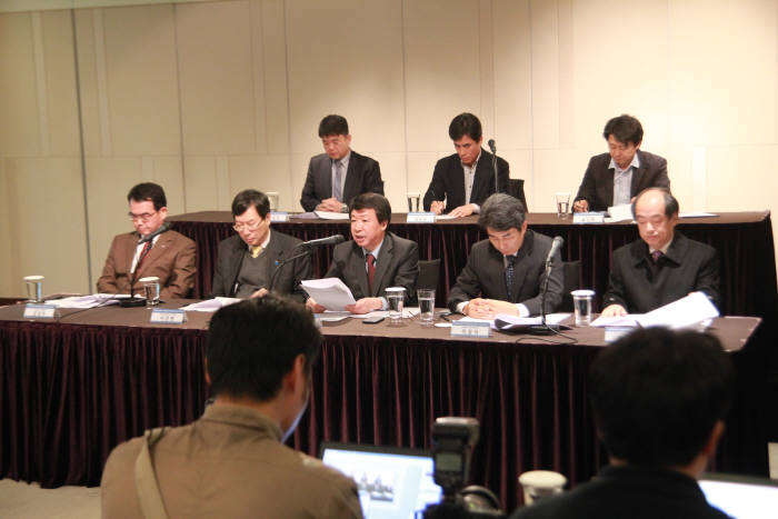 KBS, MBC, SBS, EBS 지상파 방송사와 한국방송협회, 한국방송기술인연합회 등은 4일 서울 여의도 63빌딩에서 기자회견을 열고 방송산업발전 종합계획을 전면 재검토하라고 요구했다.