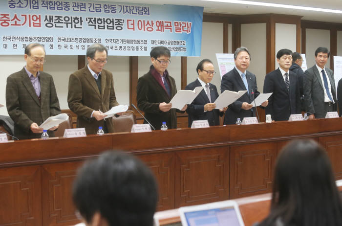 중소기업 적합업종에 종사하는 중소기업들이 최근 대기업과 일부 언론이 제기한 `적합업종 무용론`을 반박하고 나섰다. 사진 왼쪽부터 송정열 타이어조합 전무, 이태종 한국외식업중앙회 상임부회장, 인보식 자전거판매업조합 이사장, 김서중 대한제과협회장, 최선윤 연식품연합회장, 은희문 LED조명조합 이사장, 김복덕 소룩스 대표