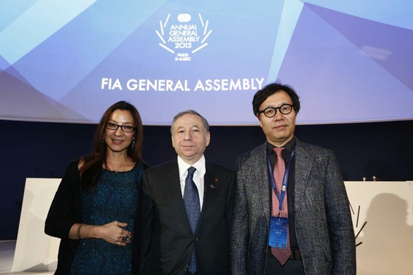 왼쪽부터 영화배우 양자경, 장 토드 FIA 회장, KARA 변동식 협회장이 12월6일 프랑스 파리에서 열린 FIA 총회에서 기념 사진을 촬영하고 있다.