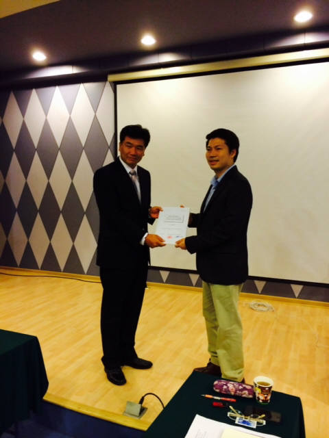 이근준 비트컴퓨터 태국 영업대표(왼쪽)와 피탁 딴반차 태국 비케어병원장이 계약 후 기념촬영을 하고 있다.