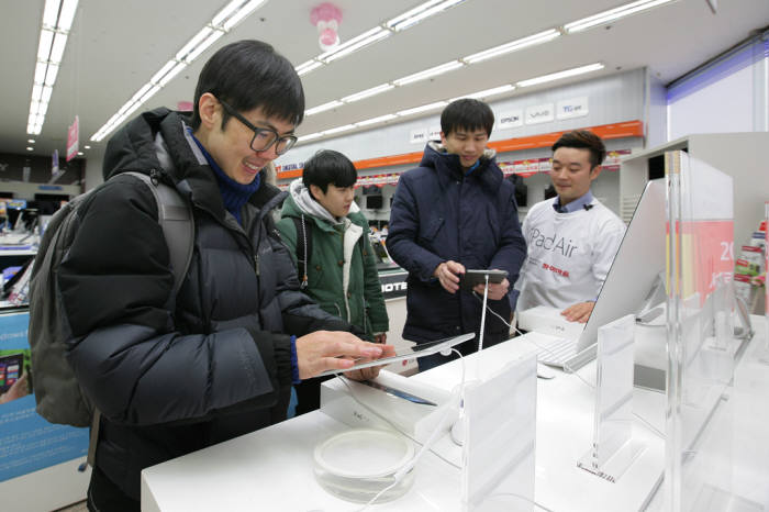 롯데하이마트가 애플 신형 아이패드를 선보인 16일 고객들이 압구정점 매장에서 제품을 둘러보고 있다.