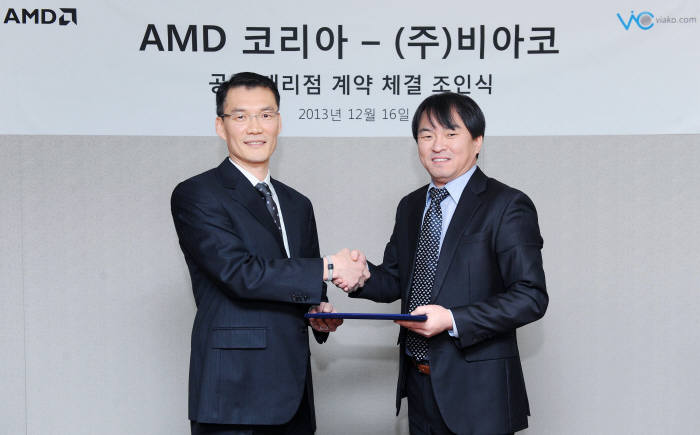 윤덕로 AMD코리아 영업 및 마케팅 총괄 상무(왼쪽)와 황진삼 비아코 사장이 공식대리점 계약 조인식에 참석했다.