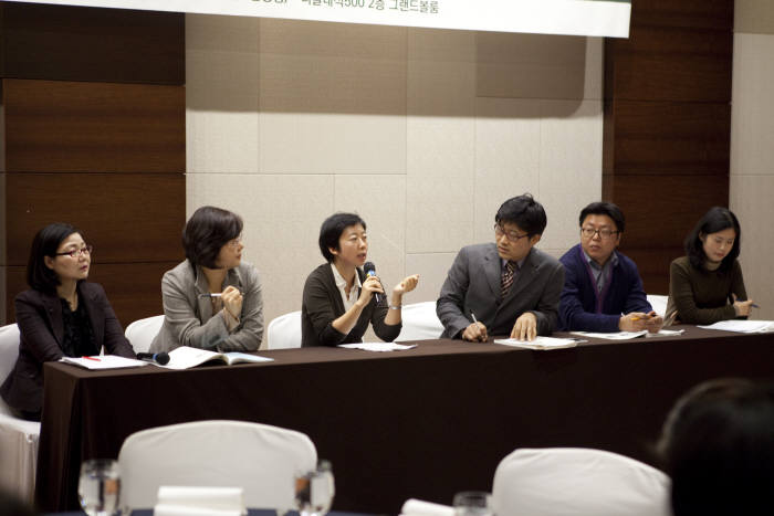 한국연구재단 주최로 16일 서울 더클래식500에서 열린 `인터넷 리터러시와 학교 교육` 토론회에서 참석자들이 토론하고 있다.