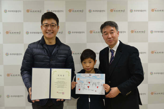 방송인 김성주·민국 부자가 넥슨컴퍼니와 푸르메재단이 어린이 재활병원 건립을 위해 진행하는 `영웅 망토 릴레이 캠페인`의 홍보대사로 18일 위촉됐다.
