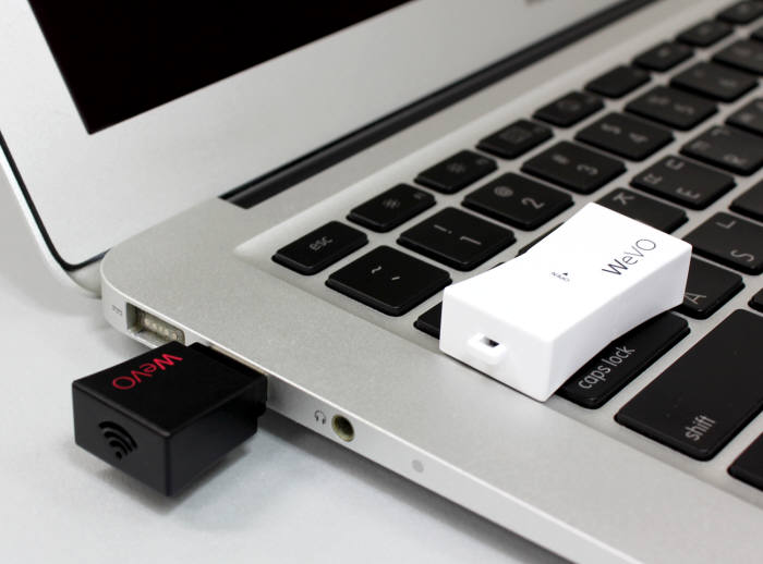 엄지손가락만한 크기로 제작된 휴대공 무선공유기 `위보(WeVO) 에어나인(AIR9)`