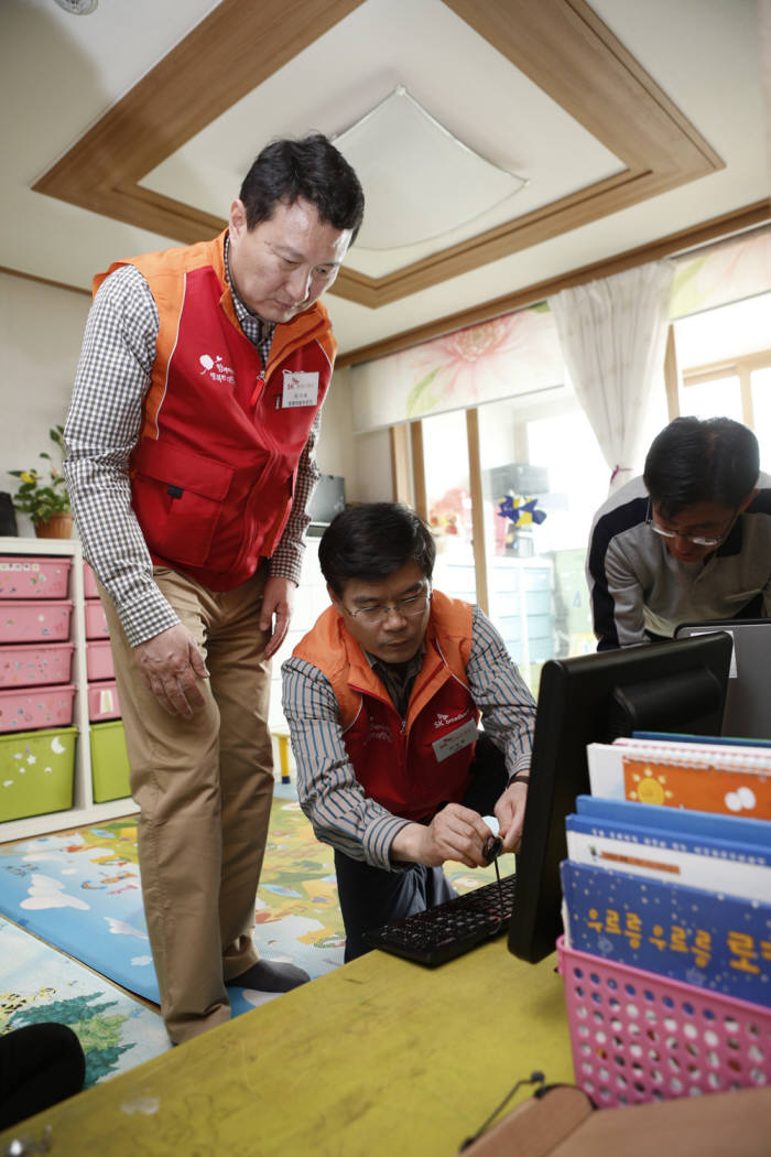 PC 주변 지저분한 선을 깔끔하게 박스에 넣어 정리해 주는 B타민 서비스.
