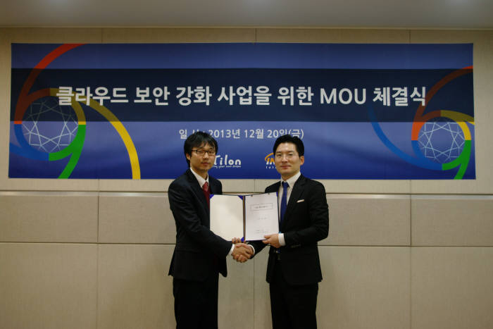 최백준 틸론 대표(오른쪽)와 주영흠 잉카인터넷 대표가 MOU 교환 후 악수하고 있다.