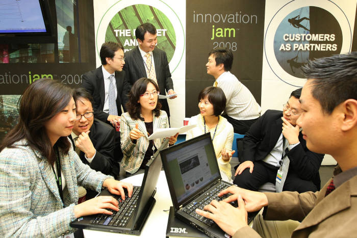 IBM 이노베이션 잼은 최대 40만명이 참여하는 집단지성 프로그램이다. IBM은 이노베이션 잼을 통해 다수의 신사업 아이디어를 발굴했다. 한국IBM 직원들이 지난 2008년 열린 이노베이션 잼에 참여하고 있다.