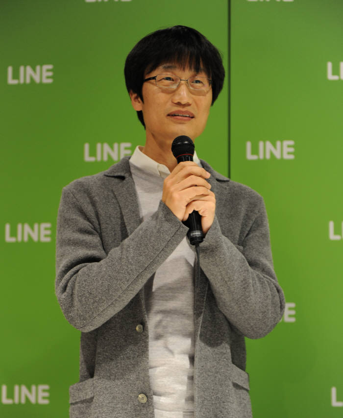 지난달 일본 도쿄에서 열린 라인 가입자 3억명 돌파 기자간담회에서 이해진 의장이 12년만에 공식석상에 나와 소감을 밝히고 있다.