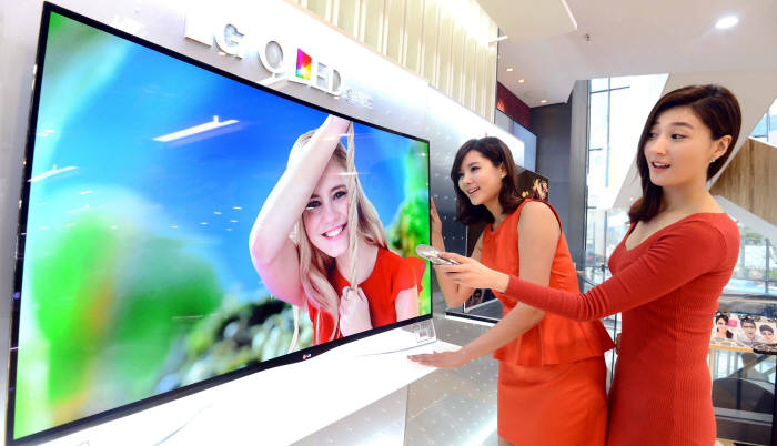 LG전자는 4월 세계 최초로 곡면 OLED TV를 출시했다. LG 모델이 곡면 OLED TV를 시연하고 있다.