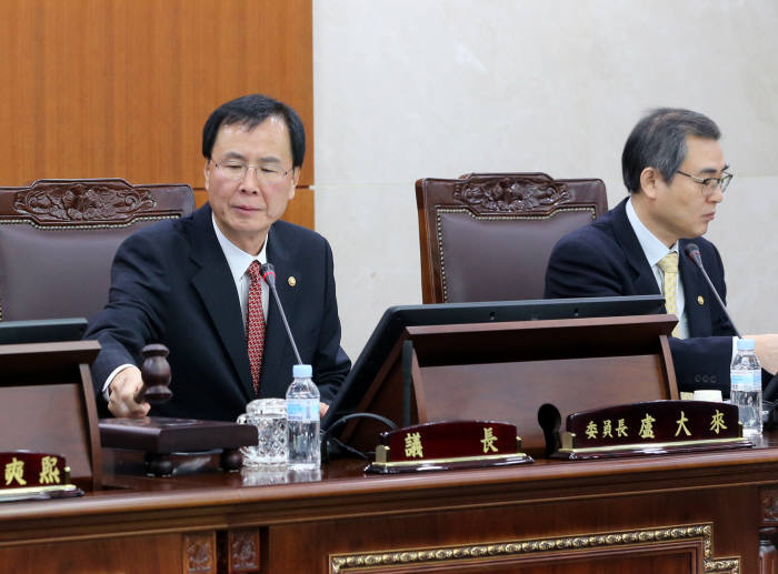 노대래 공정거래위원장은 지난달 27일 정부세종청사 심판정에서 전원회의를 열어 네이버·다음의 동의의결 신청을 처음으로 수용하는 결정을 내렸다. <연합뉴스>