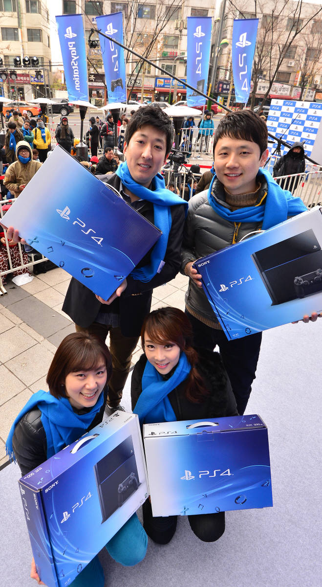 플레이스테이션4가 국내 초도물량을 다 소진하고, 새해 추가 입고를 기다리고 있다.
